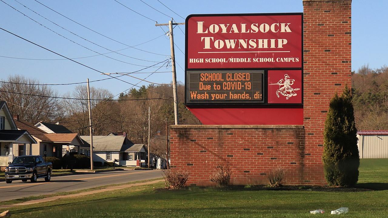 1280px-COVID-19_School_closure_sign_in_Williamsport,_PA,_USA