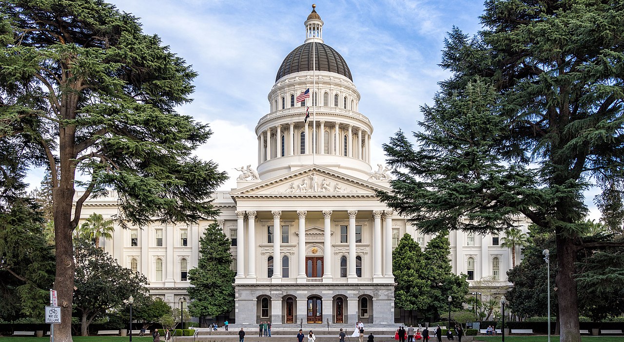 1280px-Sacramento,-California---State-Capitol_(cropped)