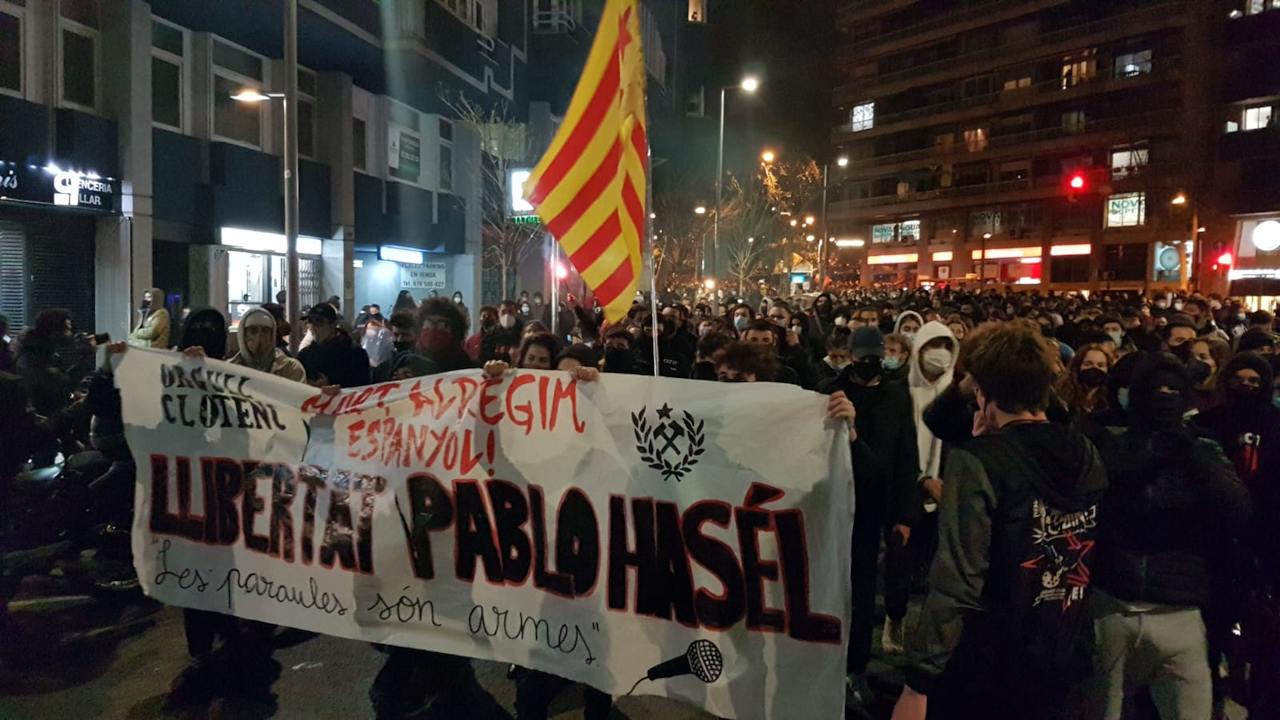 Protestes_contra_l'empresonament_de_Pablo_Hasél,_manifestació_a_Barcelona